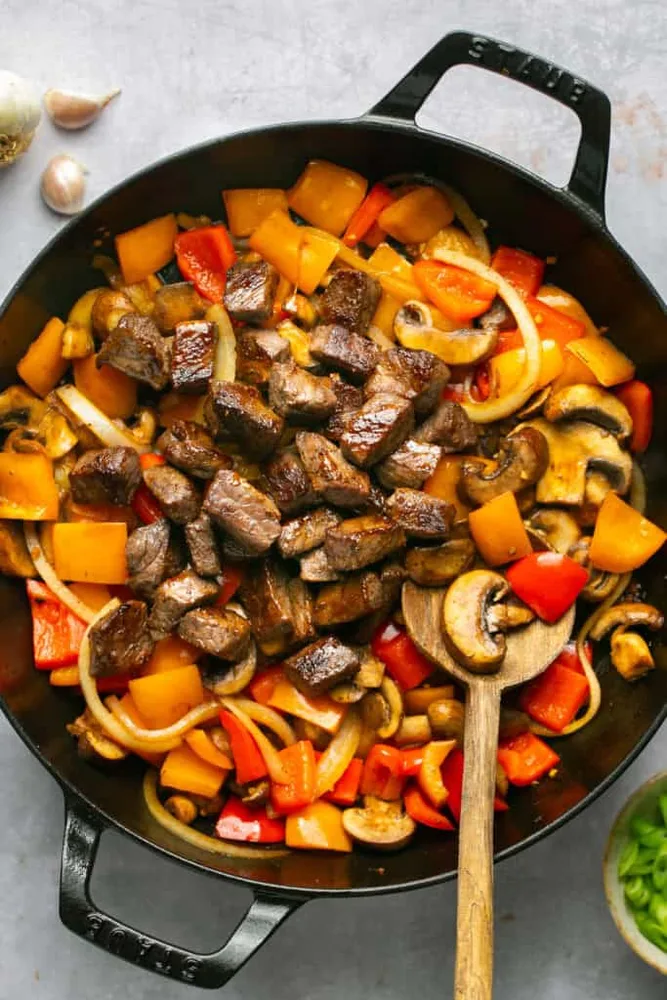 Steak tips with peppers and onions tray